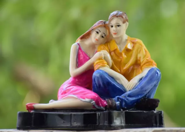Figurine de couple romantique assis II, article de décoration pour la...