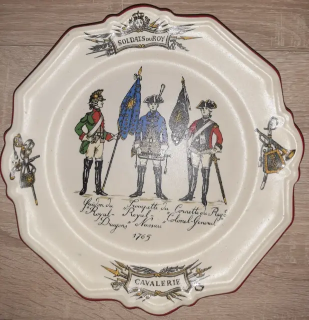 Ancienne assiette faience de St clément soldats du roy édition 3000 exemplaire