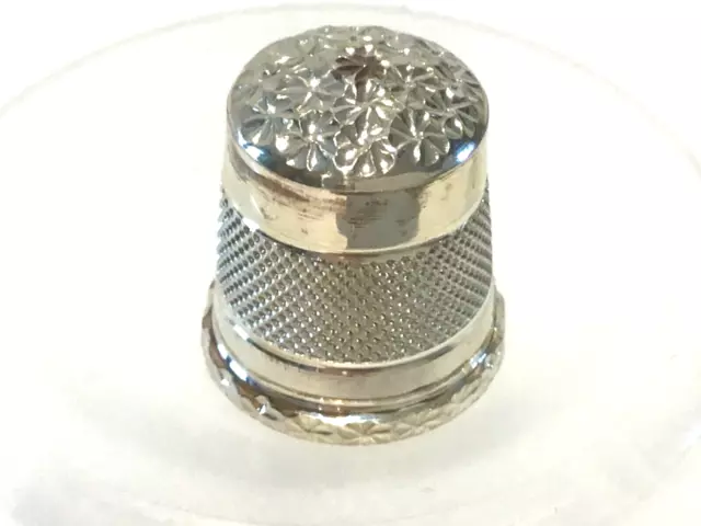 Silver Hallmarked Swann Thimble ( Thimble Collectors Guild )