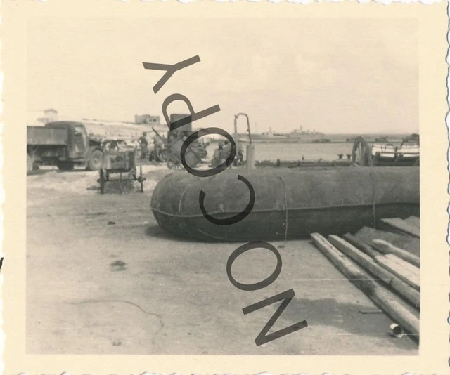 Foto WK II Afrika Korps Küste Schlauchboot LKW Technik usw.  X20