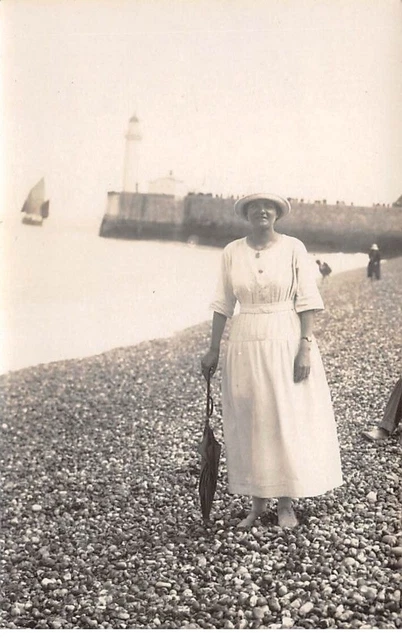 76 - n°73225 - LE TREPORT - woman on the beach - photo card