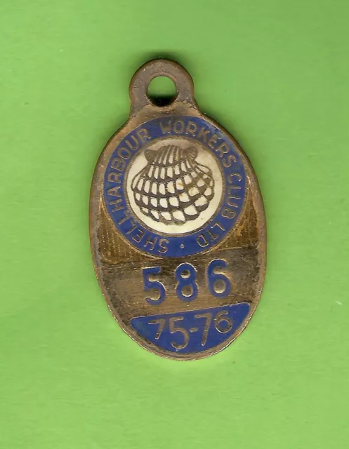 #D69. 1975-1976  Shellharbour  Workers  Club  Member  Badge #586