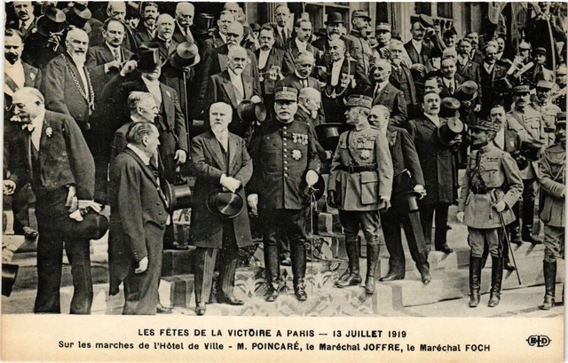 CPA MILITAIRE Sur les marches de l'Hotel de Ville (317381)