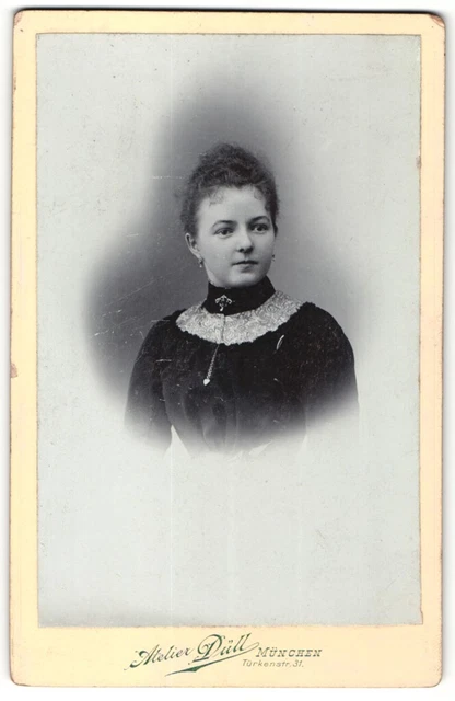 Fotografie Atelier Düll, München, Portrait junge Dame im eleganten Kleid mit Kr