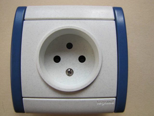 Prise Legrand SAGANE 84200 - 2P Sans Terre, 230V, à Vis - Neuf