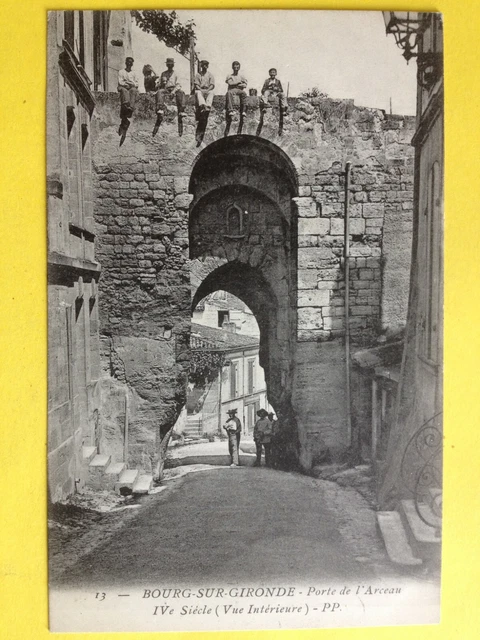 cpa 33 - BOURG (Gironde) GATE of the ARCEAU of the 4th century Animés