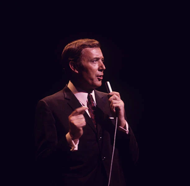 Irish singer Val Doonican performs on a BBC TV show 1965 OLD MUSIC PHOTO