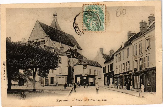 CPA EPERNON-Place de l'Hotel de Ville (184371)