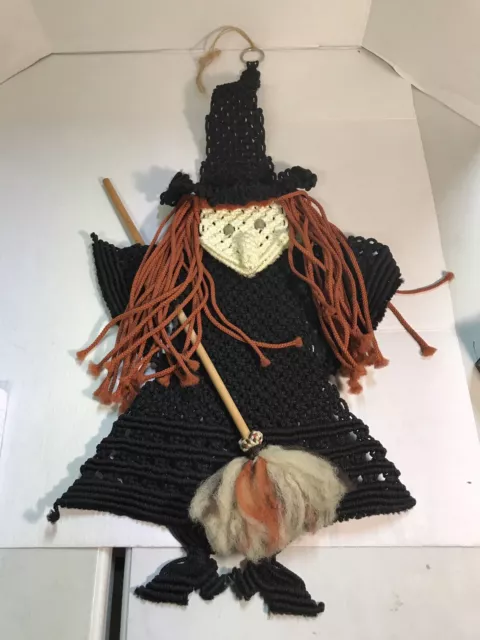 VTG macrame witch door wall hanger with broom 70s 80s halloween decor retro 4178