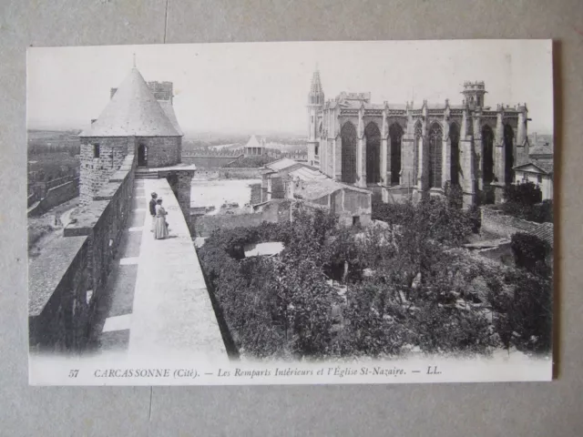 Cpa Carcassonne (11) Les Remparts Interieurs Et L'eglise Saint Nazaire. Animee