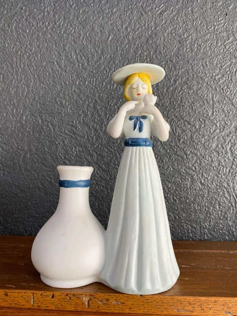 Ancienne petite sculpture d'un enfant avec son chien en biscuit Handgmail