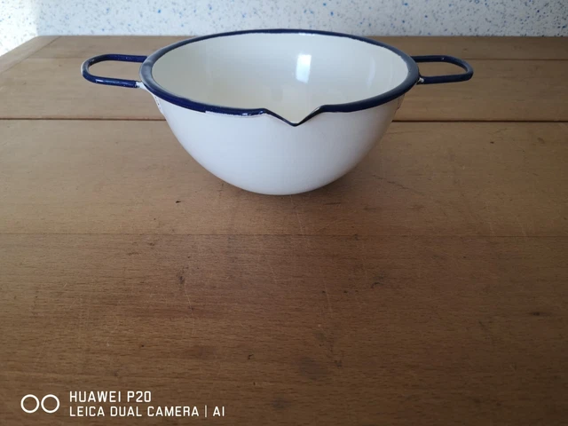 Ancien Bol à Bec Verseur En Tôle émaillée Blanche Liseré Bleu - Vintage