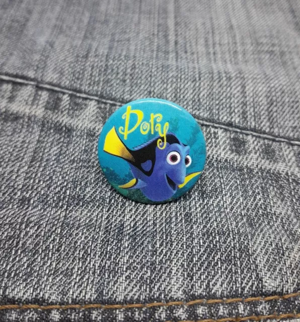 Offizielles Disney Pixar Funding Nemo ""Dory"" Pin Knopf Abzeichen (25 mm) Ware