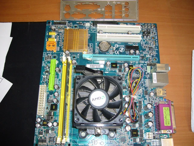 Carte mere gigabyte GA-M61VME-S2 avec processeur ram plaque ventirad