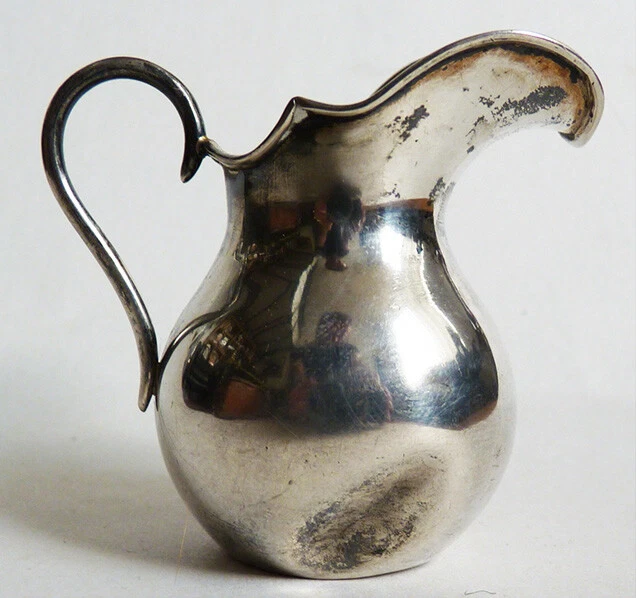 Ancienne Pot à Lait en argent massif 800% (109-6/A21
