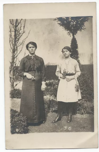 BM442 Carte Photo vintage card RPPC Femme woman mode fashion jardin