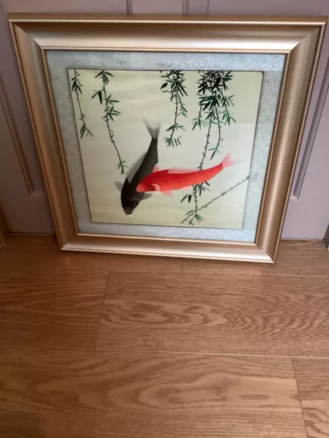 ATEMBERAUBENDES DETAILLIERTES BESTICKTES KOI-KARPFENFISCH CHINESISCHER STIL GLASIERTES BILD - 48 cm