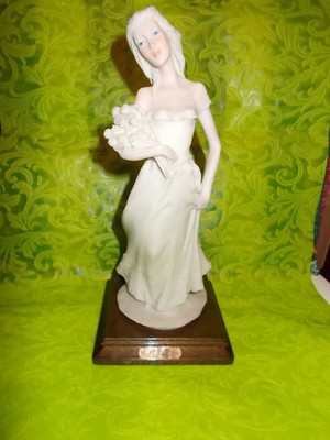 STATUA A BELCARI DONNA IN BIANCO CON MAZZO DI FIORI 1990 h.28 STATUINA SCULTURA 