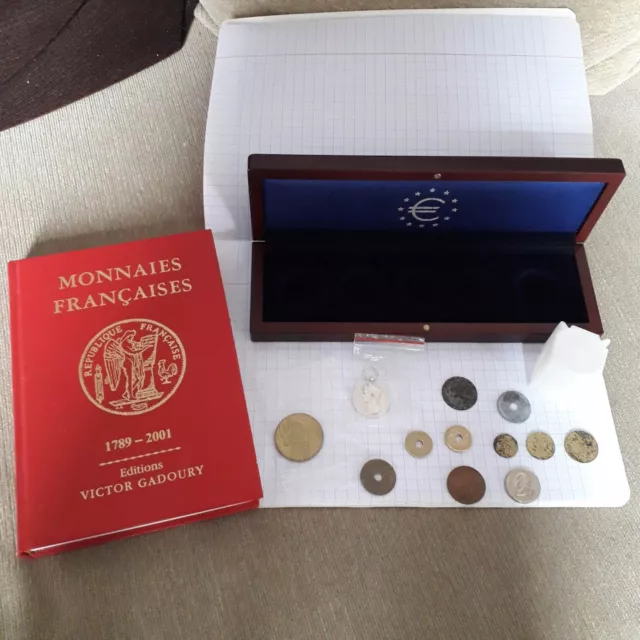 Fond de tiroir: lot monnaies, médaille Argent, livre + coffret € et boîte.