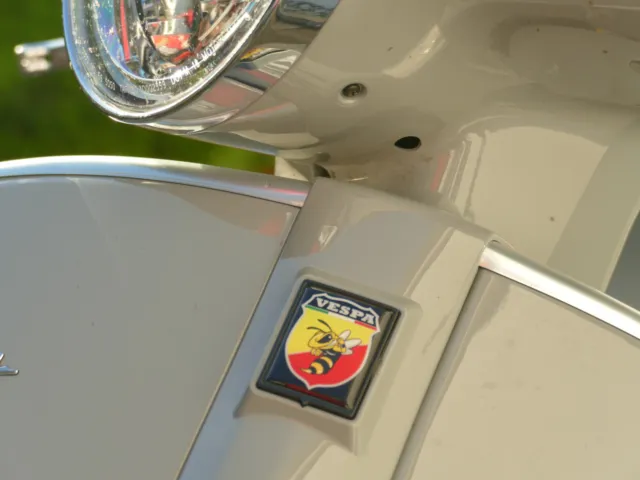 Vespa Emblem Kaskade Aufkleber Logo