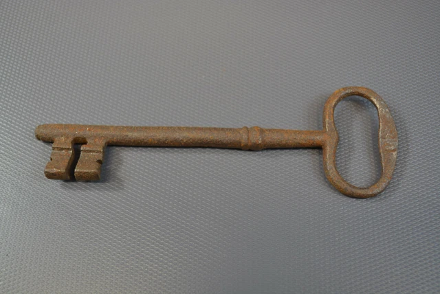 Grande Clef clé ancienne/Old key Z- 14,5 cm, fer forgé,19e
