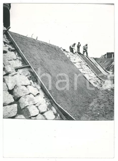 1965 ca SARDEGNA GALLURA Canale PADULE Valle - Getto rivestimento *Foto 10x15