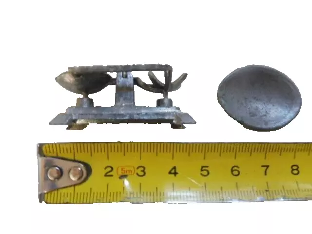 winzige sehr kleine alte Waage Miniatur Zinn für Kaufmannsladen Puppenstube