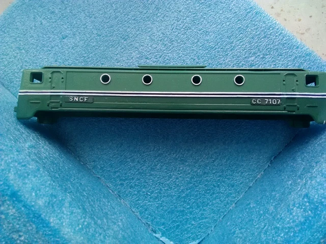 R 15362 UN CARTER INFERIEUR AVEC LESTE DE LOCOMOTIVE CC 7107 JOUEF