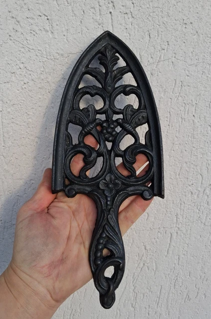 Dessous De Plat Ancien En Bronze – Support Fer à Repasser Détourné – Doré