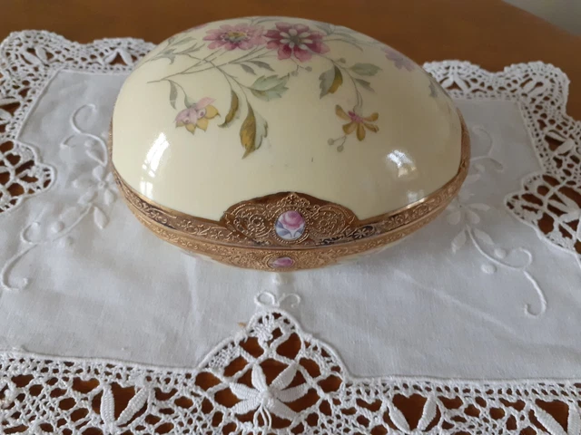 MAGNIFIQUE BOITE "OEUF" en porcelaine de LIMOGES, époque 20e, H 10cm, L-14, l-10