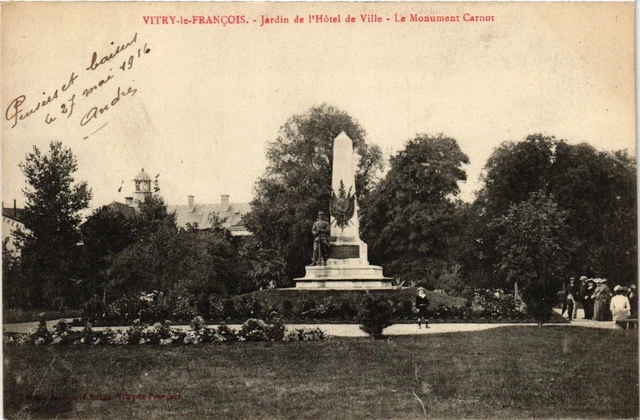 CPA AK Militaire - Vitry-le-Francois - Jardin de l'Hotel de Ville (696424)