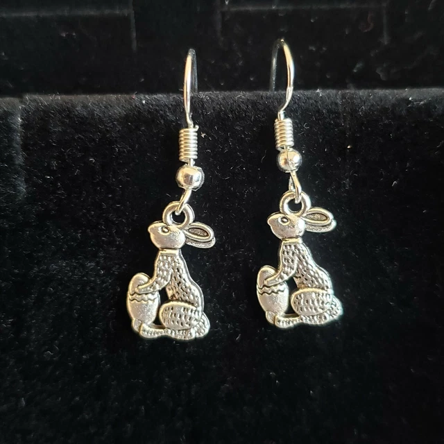 Boucles d'oreilles pendante lapin avec oeuf de pâque argentée