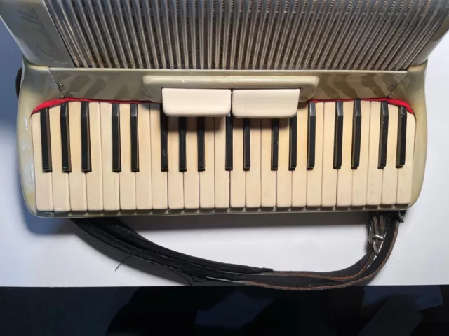 Scandalli Accordion 41 Keys, 120 Bass, With 2 Treble Switches Student Size, Case 2