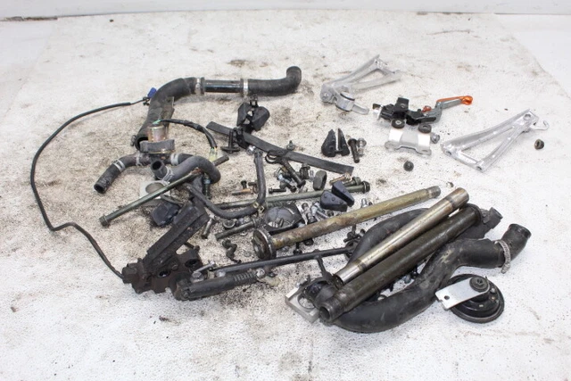 03-05 Yamaha Yzf R6 Parts And Hardware Lot