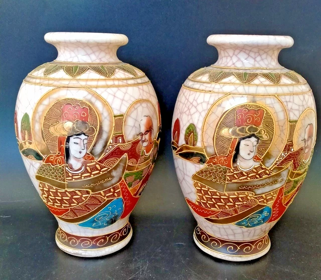 Ein Paar japanische handdekorierte Keramikvasen mit Geisha und Shogun.