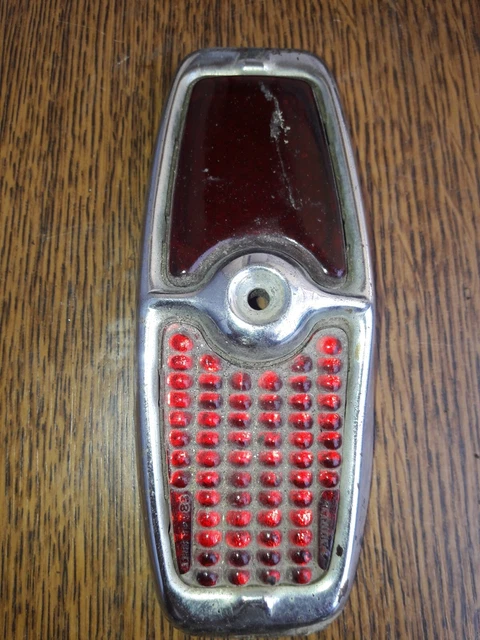 Cabochon En Verre Rouge Pour Peugeot 203 - Marque Labinal, Arrière, Occasion Proche Du Neuf
