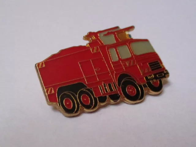 Pin's pompier / Camion Sapeurs pompiers (signé badges impact)