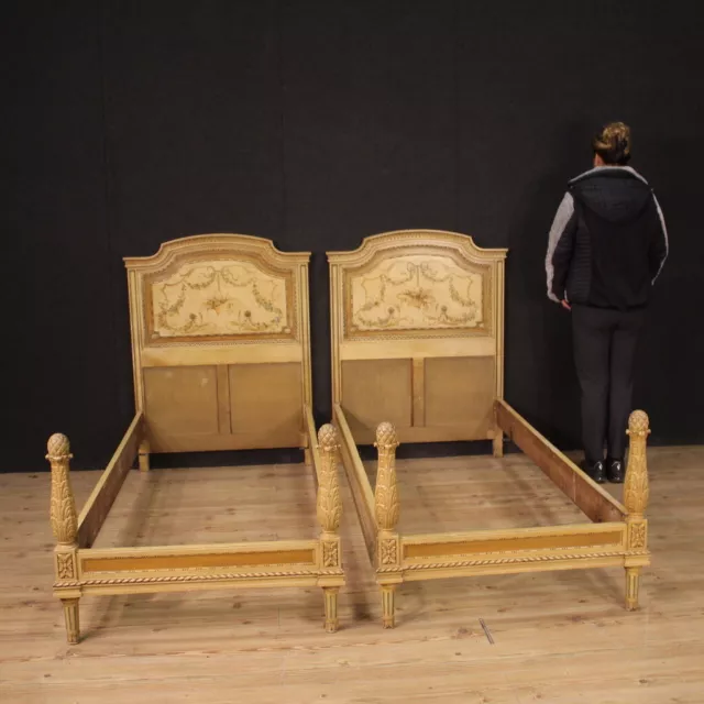 Coppia di letti in legno laccato due mobili dipinti stile Luigi XVI anni 60' 3