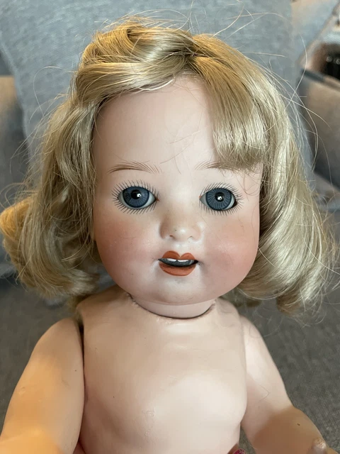 Poupée allemande vintage en porcelaine avec tête en biscuit