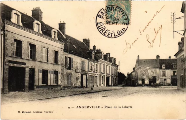 CPA Angerville Place de la Liberte (1360031)
