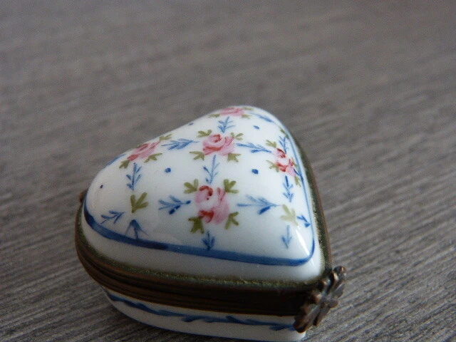 Boîte à Pilules Ancienne En Porcelaine De Sèvres - Peinte à La Main - Très Bon état