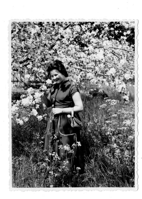 Frau vor Obstbaum Kirschblüte Blüten Handtasche Mode Blumen 1950er Vintage Foto