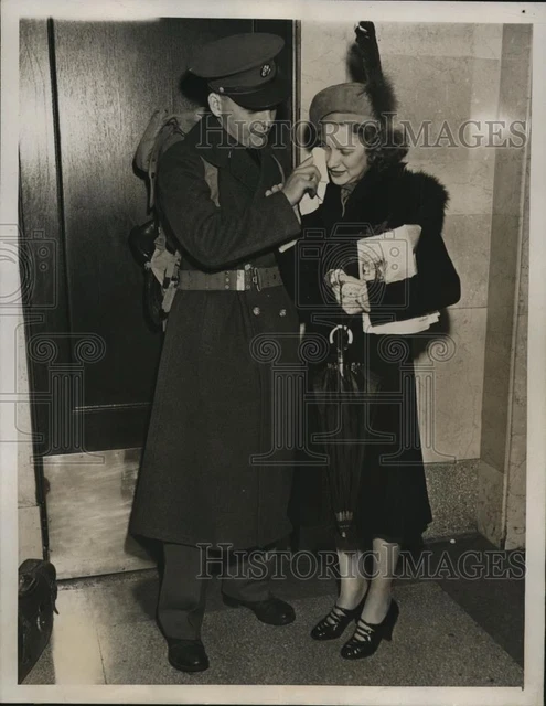 1941 Press Photo Pvt. Buck Buthorne wipes away the tears from his Girlfriend