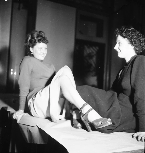 Femme c. 1960 - 4 Négatifs 6 x 6 - Jambes de Jeune Femme Bas - T38