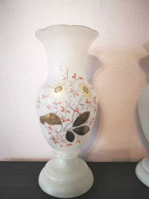 Vase en opaline  blanche à décor floral émaillé or XIXe Napoléon III