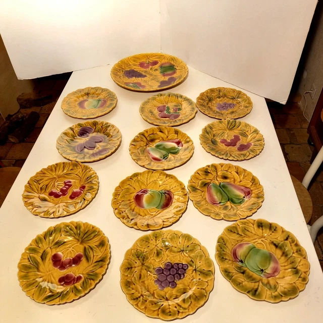 Lot 12 assiettes plus 1 Plat barbotine Majolica décor fruits SARREGUEMINES