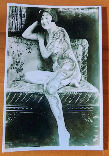 Foto tradicional de tatuaje de Bernard Kobel vintage tatuada mujer dragón Ben Corday