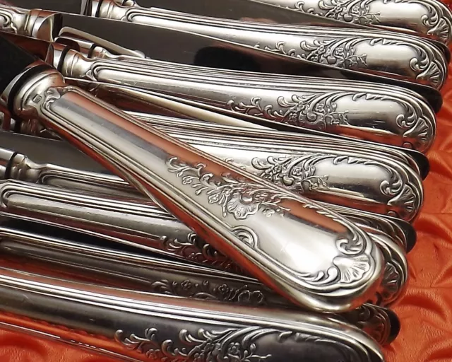 Nogent  12 Couteaux A Entremet Style Louis Xv Metal Argente Et Inox Vers 1960