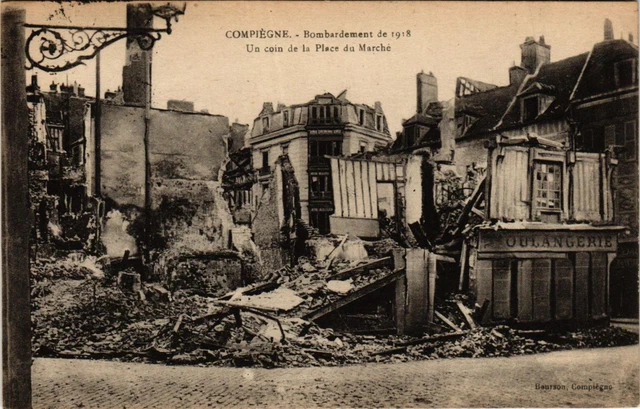 CPA COMPIEGNE - Un coin de la Place du Marche (423950)