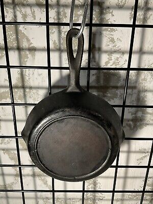 EARLY UNMARKED LODGE CAST IRON SKILLET, No. 5  WITH 3 NOTCH HEAT RING  Rustic